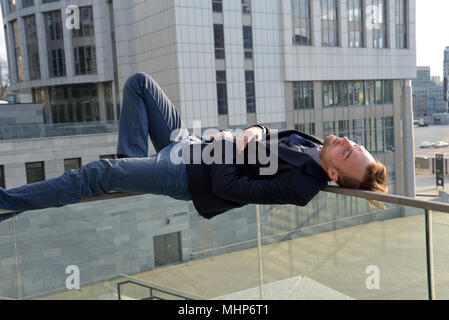 Dipendente licenziato dorme sulla strada Foto Stock