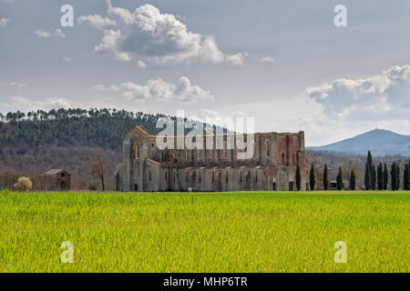 San Galgano chiesa senza soffitto senza tetto in Toscana Italia Foto Stock