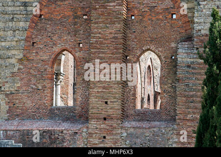 San Galgano chiesa senza soffitto senza tetto in Toscana Italia Foto Stock