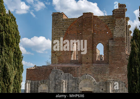 San Galgano chiesa senza soffitto senza tetto in Toscana Italia Foto Stock