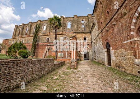 San Galgano chiesa senza soffitto senza tetto in Toscana Italia Foto Stock