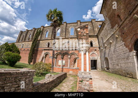 San Galgano chiesa senza soffitto senza tetto in Toscana Italia Foto Stock