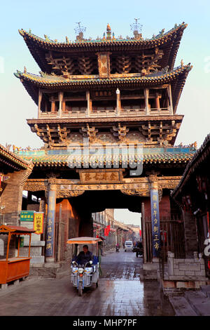 City Tower / Mercato torre lungo Ming-Qing Street, Città antica di Pingyao, nella provincia di Shanxi, Cina Foto Stock