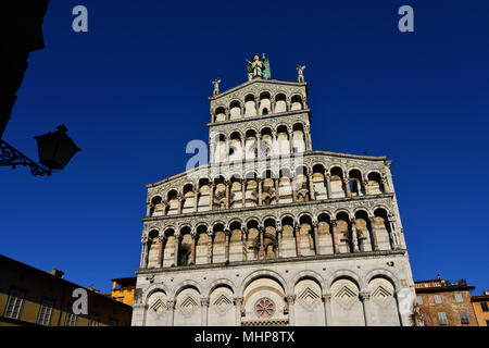 San Michele in Foro chiesa medievale bella facciata romanica nella città di Lucca, Toscana, eretto nel XIII secolo Foto Stock