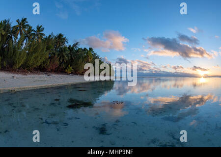 Isola di Aitutaki Polinesia meravigliosa spiaggia tramonto rosso in Isole Cook Foto Stock