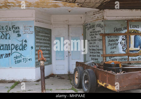 Dublino, Texas pareti dell'edificio con la scrittura e la pubblicità in vernice. Foto Stock