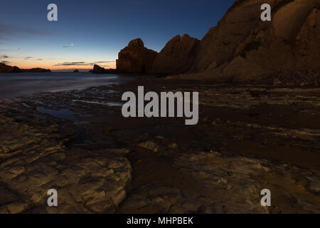 Paesaggio notturno in spiaggia Portio. Liencres. Cantabria. Spagna. Foto Stock