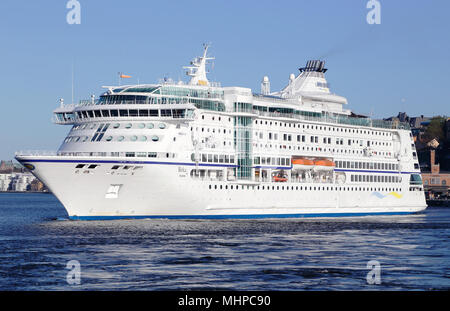 Stoccolma, Svezia - 22 Aprile 2014: La nave da crociera M / S Birka nel traffico per linea di Birka, uscire a Stoccolma legato per Mariehamn. Foto Stock