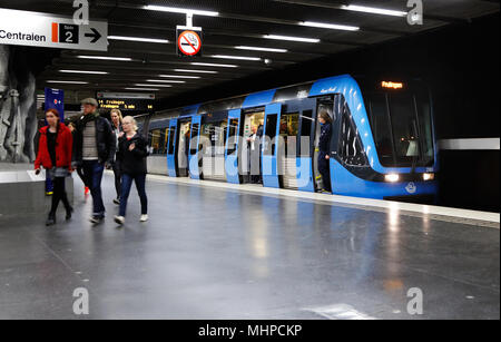 Stoccolma, Svezia - 12 Maggio 2014: un gruppo di persone provenienti dal treno sotterraneo presso la piattaforma per la stazione della metropolitana di KTH, Foto Stock