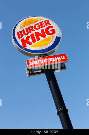 Eskilstuna, Svezia - 14 Giugno 2014: Burger King Drive nel cartello stradale contro il cielo blu presso il ristorante situato all'Vasterleden. Fotografato vertic Foto Stock