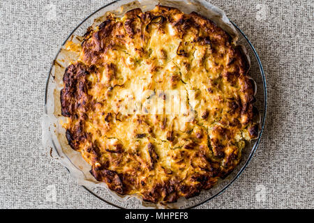 Torta di verdure con porri e formaggio / Pirasali Borek. cibo organico Foto Stock