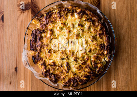 Torta di verdure con porri e formaggio / Pirasali Borek. cibo organico Foto Stock