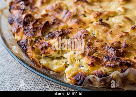 Torta di verdure con porri e formaggio / Pirasali Borek. cibo organico Foto Stock