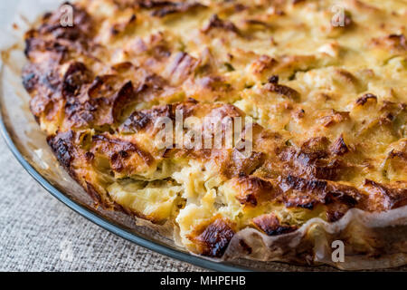 Torta di verdure con porri e formaggio / Pirasali Borek. cibo organico Foto Stock