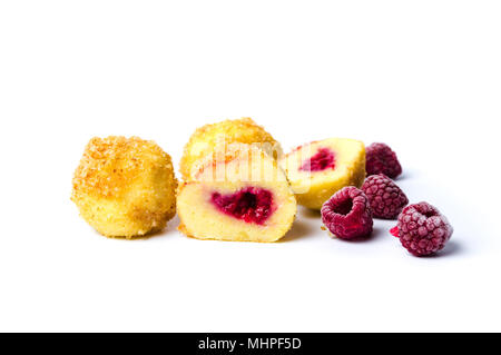 Il pane fatto in casa crumb gnocchi con lampone frutto isolato Foto Stock