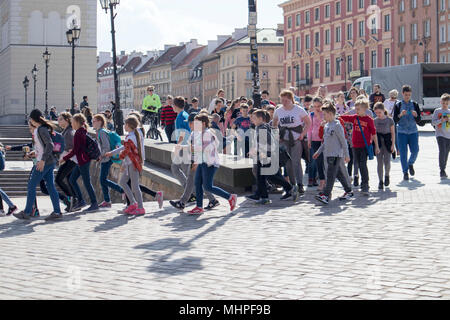 Varsavia, Polonia - 28 Aprile 2018: Escursione di scolari nella città vecchia Foto Stock