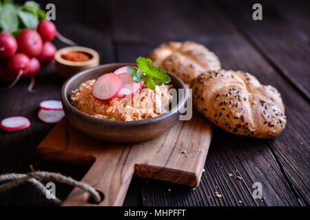 Obatzda - tradizionale diffusione bavarese fatta di formaggio camembert, cipolla, burro, la paprica in polvere e la birra Foto Stock