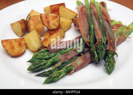 Asparagi verdi con prosciutto e patate Foto Stock