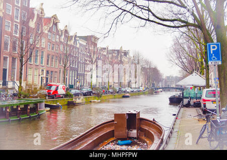AMSTERDAM, PAESI BASSI, Aprile 23 2018: bellissima veduta esterna di barche nei canali di Amsterdam è la capitale e la città più popolosa dei Paesi Bassi Foto Stock