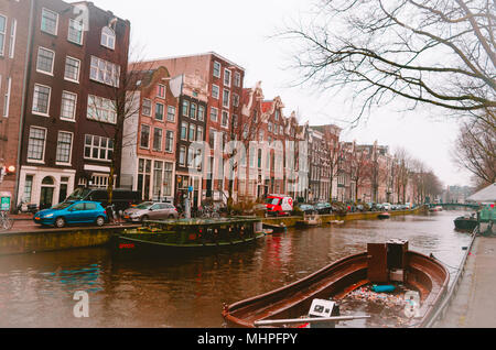 AMSTERDAM, PAESI BASSI, Aprile 23 2018: bellissima veduta esterna di barche nei canali di Amsterdam è la capitale e la città più popolosa dei Paesi Bassi Foto Stock