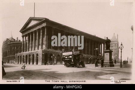 Town Hall, Victoria Square, Birmingham, West Midlands, Regno Unito, con un scoperto in autobus e una statua di Sir Robert Peel. Data: circa 1908 Foto Stock