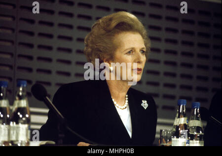 Margaret Thatcher, primo ministro britannico, in occasione di una conferenza stampa a Londra, presto dopo una visita importante di Mikhail Gorbaciov, il Presidente russo. Data: circa 1984 Foto Stock