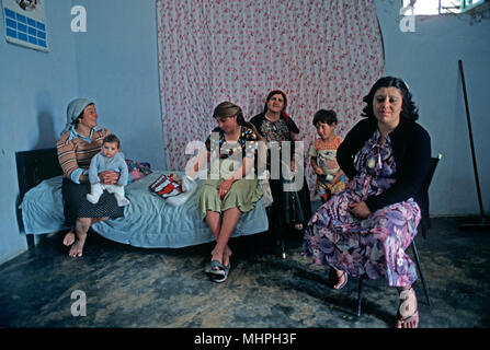 Le donne palestinesi e i bambini in casa palestinese in Cisgiordania, a Gerusalemme Est, israeliano-palestinese, Gerusalemme Est Foto Stock