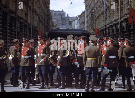 Scena di strada dopo il giorno di maggio celebrazioni a Mosca, nel 1961 -- soldati con strumenti musicali in una strada stretta. Data: 1961 Foto Stock