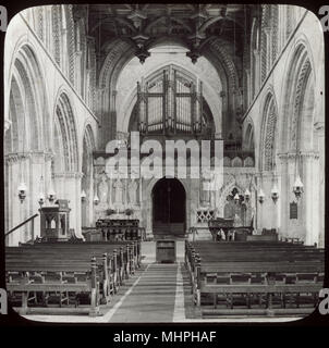 Vista della navata centrale, della cattedrale di San Davide, di San Davide, Galles Foto Stock