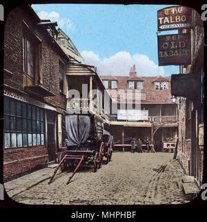 Cortile del Tabard Inn di Southwark, Londra, il punto di partenza di Chaucer lungo poema narrativo, Racconti di Canterbury. Data: circa 1870s Foto Stock