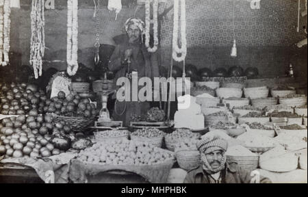 Uomini in un mercato di strada, Istanbul, Turchia Foto Stock