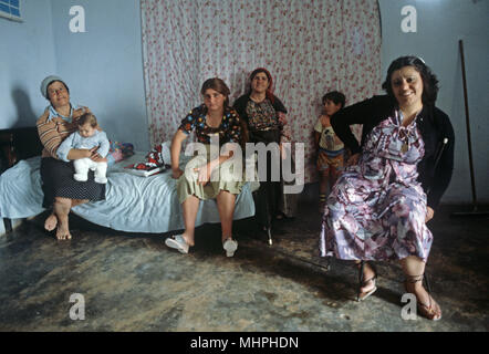 Le donne palestinesi e i bambini in casa palestinese in Cisgiordania, a Gerusalemme Est, israeliano-palestinese, Gerusalemme Est Foto Stock