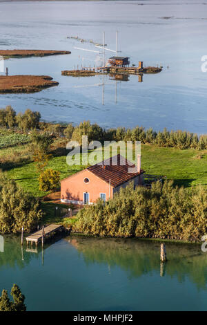Paesaggio con una vecchia casa e la pesca sulla isola di Torcello. Italia Foto Stock