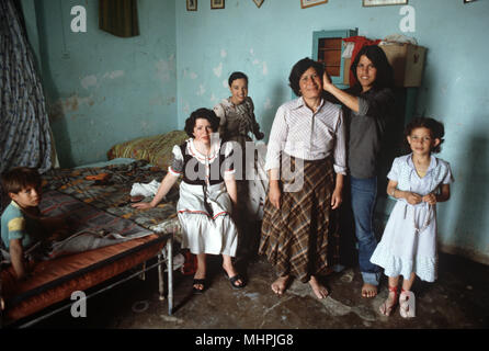 Le donne palestinesi e i bambini in casa palestinese in Cisgiordania, a Gerusalemme Est, israeliano-palestinese, Gerusalemme Est Foto Stock