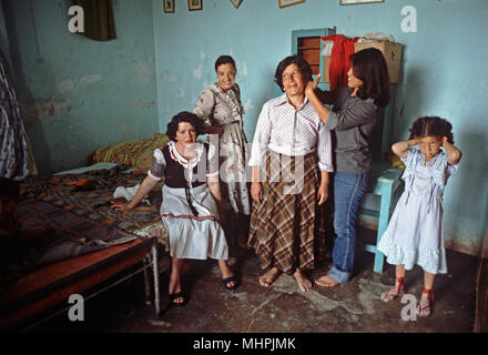 Le donne palestinesi e i bambini in casa palestinese in Cisgiordania, a Gerusalemme Est, israeliano-palestinese, Gerusalemme Est Foto Stock