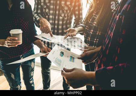 Team stanno lavorando insieme per analizzare i dati aziendali Foto Stock