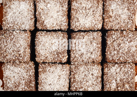 Al cioccolato a forma di cubo i cookie in polvere con lo zucchero Foto Stock