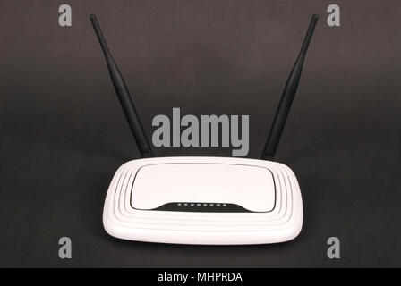 White router WI-FI con due antenne isolati su sfondo nero Foto Stock