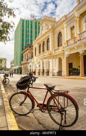 Santa Clara, Cuba - Dicembre 10, 2017: bicicletta parcheggiata nel centro di Santa Clara, Cuba, una domenica mattina Foto Stock