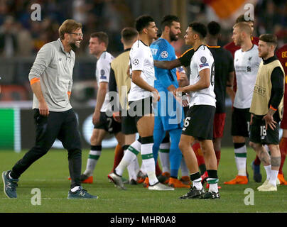 Liverpool manager Jurgen Klopp (sinistra) e Liverpool di Trento Alexander-Arnold celebrare dopo il fischio finale della UEFA Champions League, Semi Finale, la seconda gamba allo Stadio Olimpico di Roma. Foto Stock