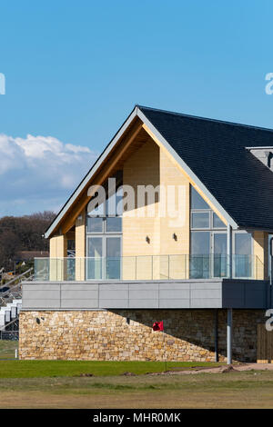 Visualizzare nuova clubhouse 9aperto nell'aprile 2018) a Carnoustie Golf Links a Carnoustie, Angus, Scotland, Regno Unito. Carnoustie è luogo di ritrovo per il 147th Championsh aperto Foto Stock