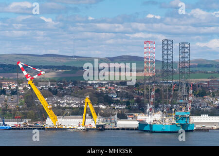 Vista sul fiume Tay alla città di Dundee e cantieri navali con gas e petrolio al largo le navi ormeggiate in Tayside, Scotland, Regno Unito. Foto Stock
