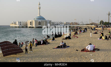 La spiaggia pubblica di Jeddah, Arabia Saudita vicino alla moschea galleggiante, un popolare luogo di pellegrinaggio Foto Stock