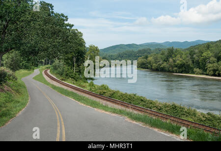 Appalachian rotte di trasporto: i binari della ferrovia e strada di un paese seguire il bordo di un fiume nelle montagne del Tennessee orientale. Foto Stock