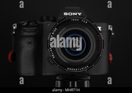 Berlino, Germania - 02 Gennaio 2018: Sony a7R II alfa Mirrorless Fast-messa a fuoco e 4K-scatto fotocamera digitale Foto Stock