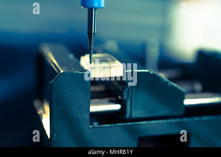 Lavorazione del pezzo in plastica sulla macchina CNC Foto Stock