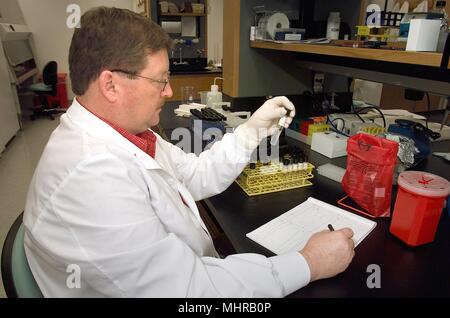 Centri per il controllo delle malattie meningite e patogeni speciale ramo (MSPB) laboratorian, Paolo Levett, eseguendo una provetta di analisi, 2005. Immagine cortesia di centri per il controllo delle malattie (CDC) / Maryam I. Daneshvar. () Foto Stock