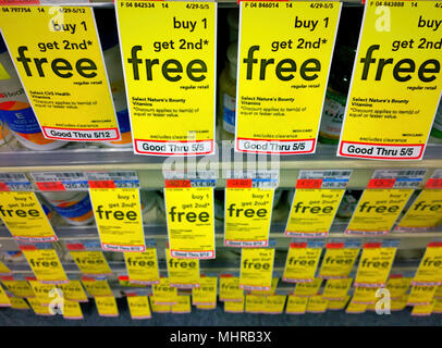 Segni di vendita in farmacia CVS farmacia, NYC, STATI UNITI D'AMERICA Foto Stock