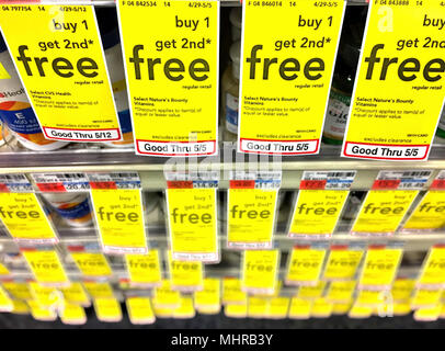 Segni di vendita in farmacia CVS farmacia, NYC, STATI UNITI D'AMERICA Foto Stock