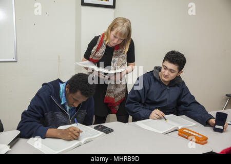 College legato di alta scuola gli studenti partecipano a un collegio ora programma per preparare per SAT test e la compilazione di applicazioni college, dopo la scuola pr Foto Stock